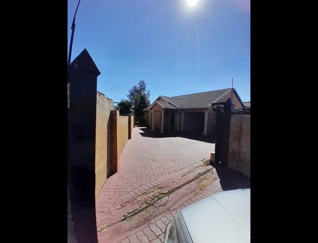 4 BEDROOM HOUSE FOR SALE IN LOTUS GARDENS